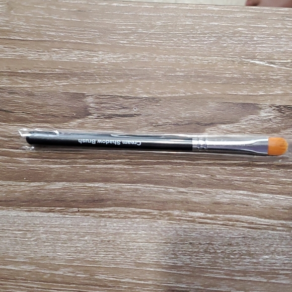 Younique Cream Shadow Brush - Picture 1 of 3
